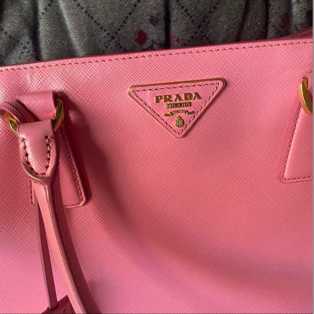 Prada Saffiano Lux Leather Tote BN1874
Begonia Colour (pink)
Size 33 cm